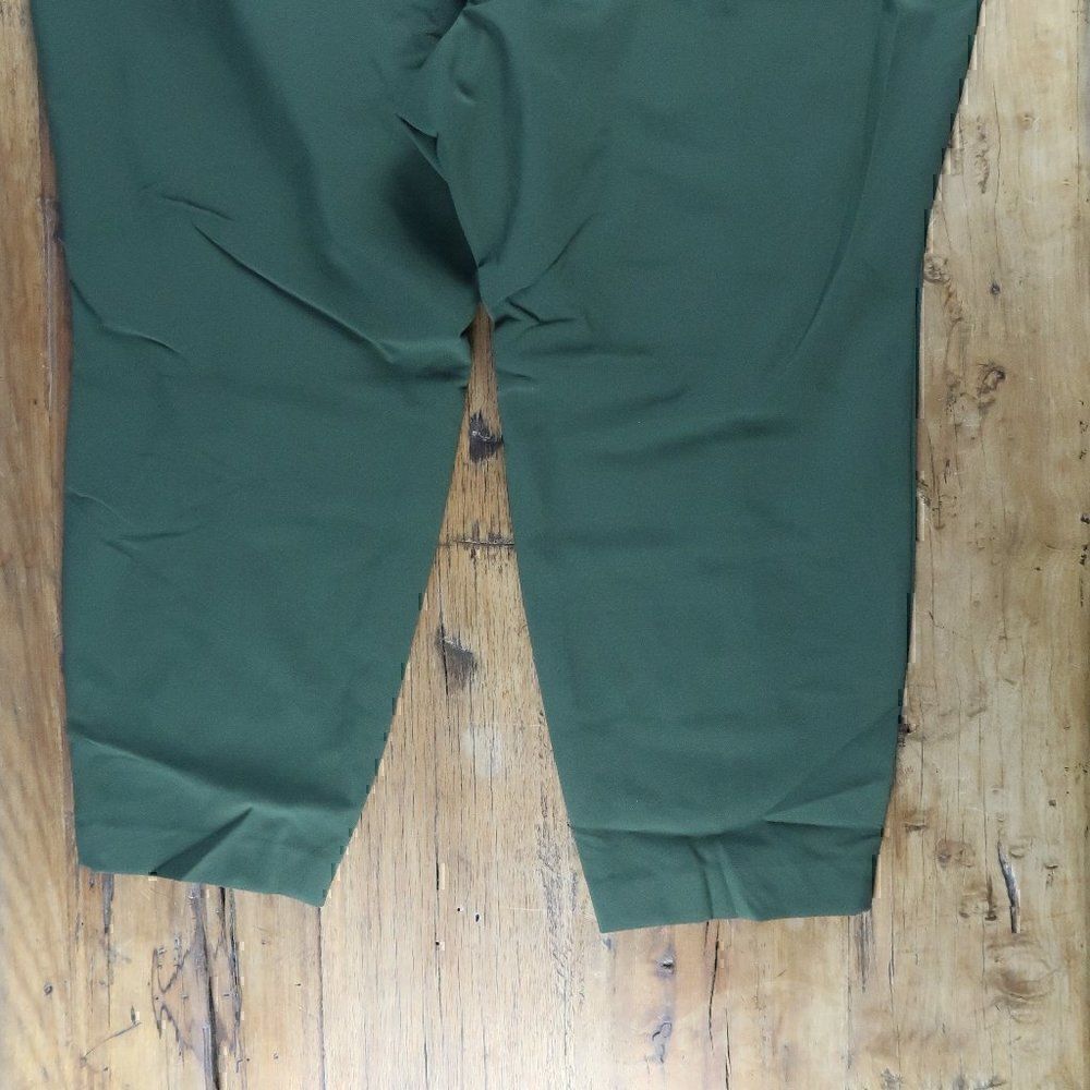 LANE BRYANT OLIVE GREEN CAPRI PULL ON PANTS WITH ZIPPER POCKETS SIZE 24P - Picture 7 of 7